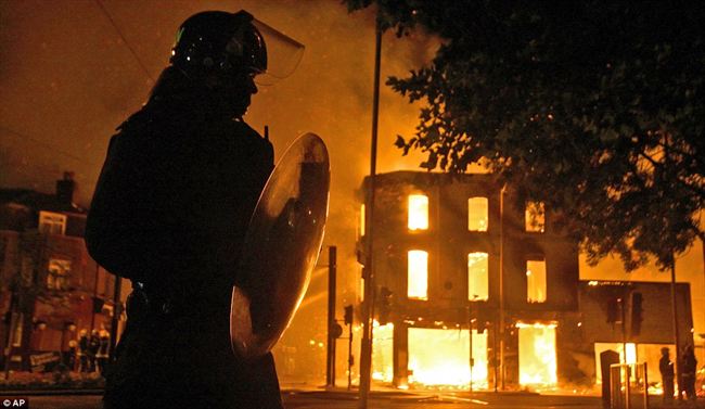 London burningriot officer watches shop burns Croydon riots spread out London yesterday evening